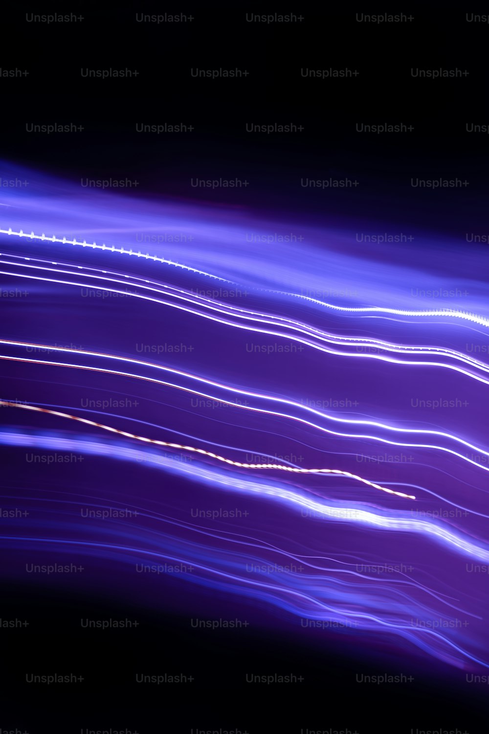 une image floue de lignes et de lignes en violet