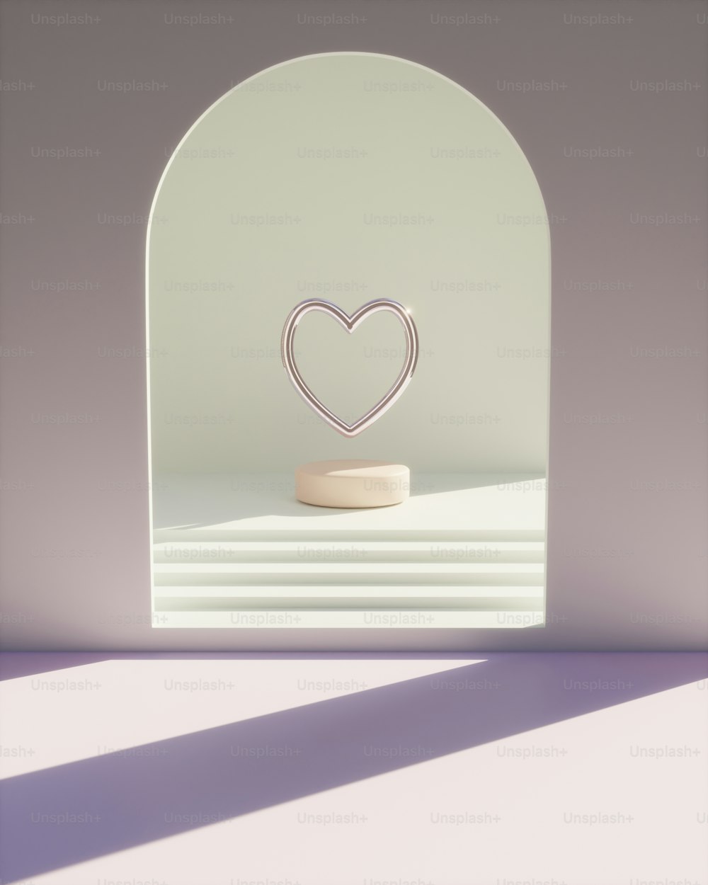 Un oggetto a forma di cuore seduto sopra un tavolo
