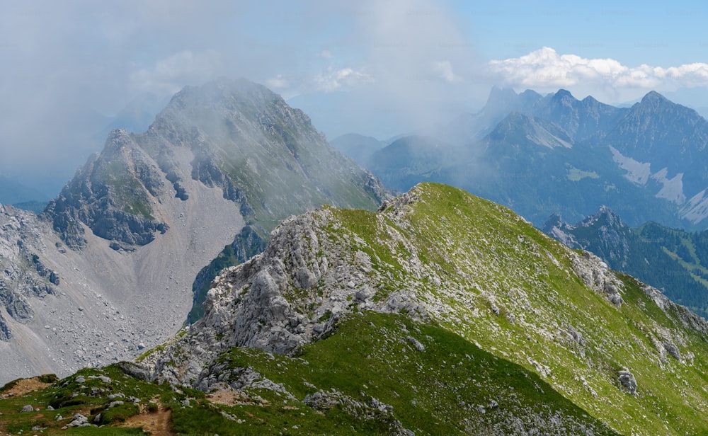 una vista delle montagne dalla cima di una montagna