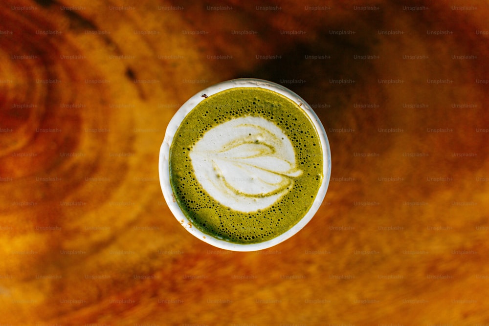 una taza de té verde con crema batida