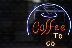 Un letrero de neón que dice café para llevar