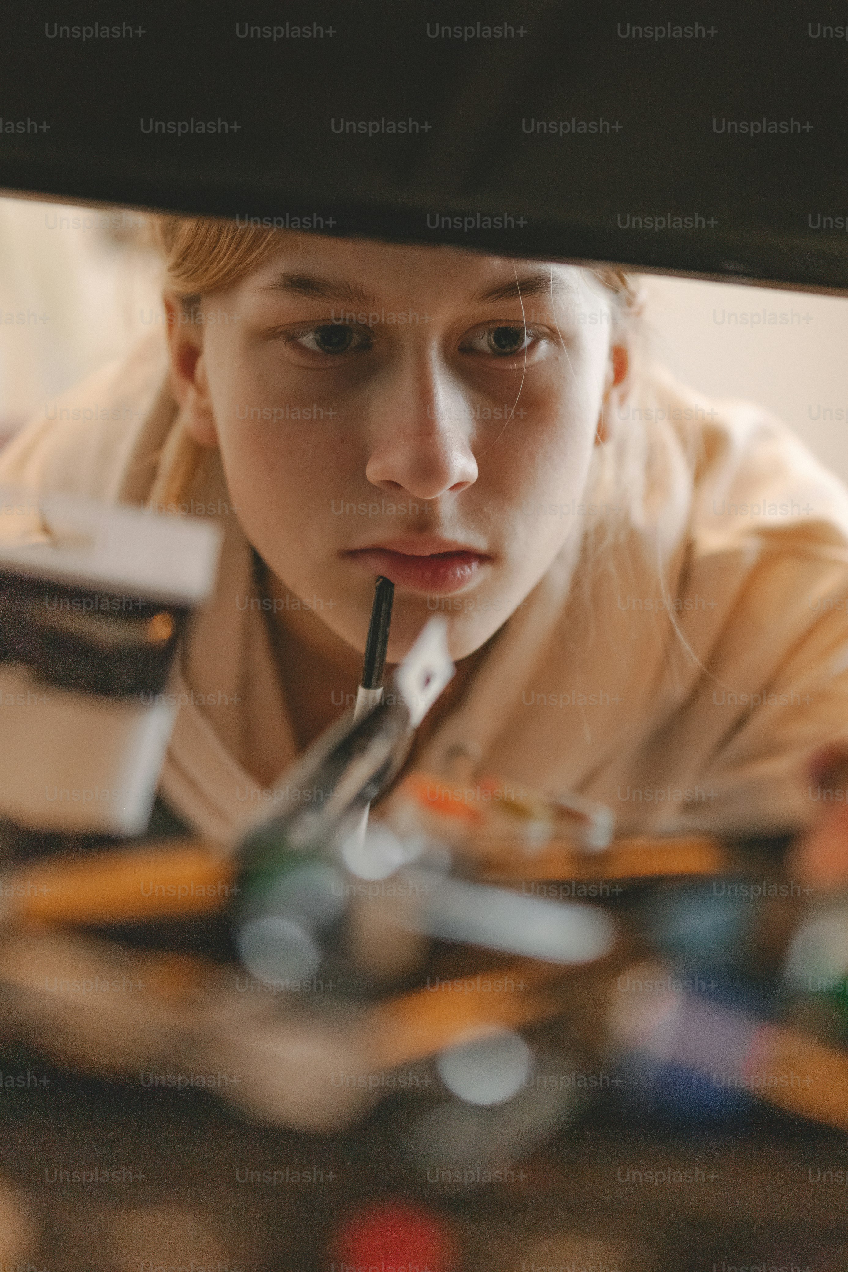 거울의 구멍을 통해 보는 여자