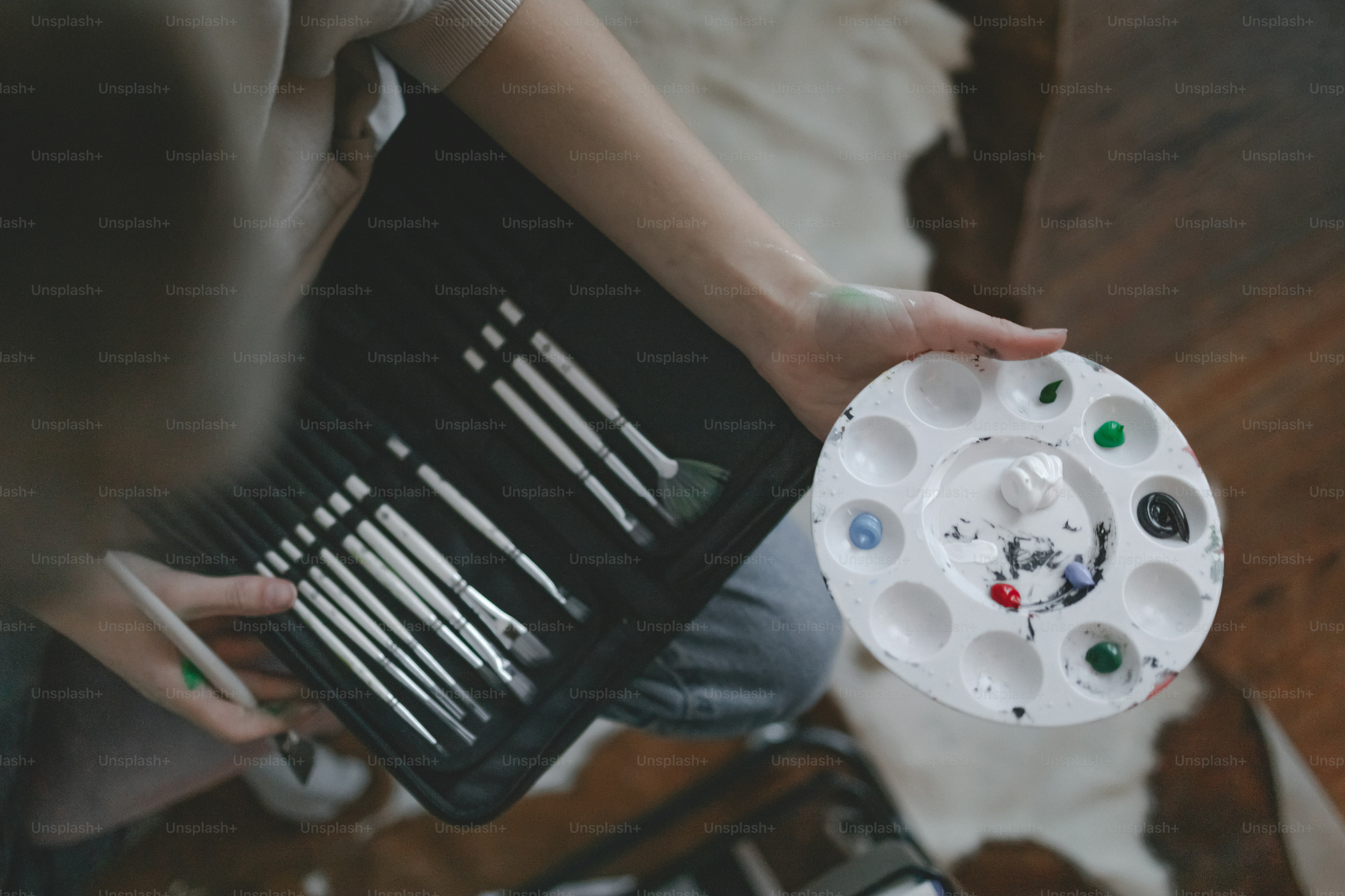 흰색과 검은색 물체를 들고 있는 사람