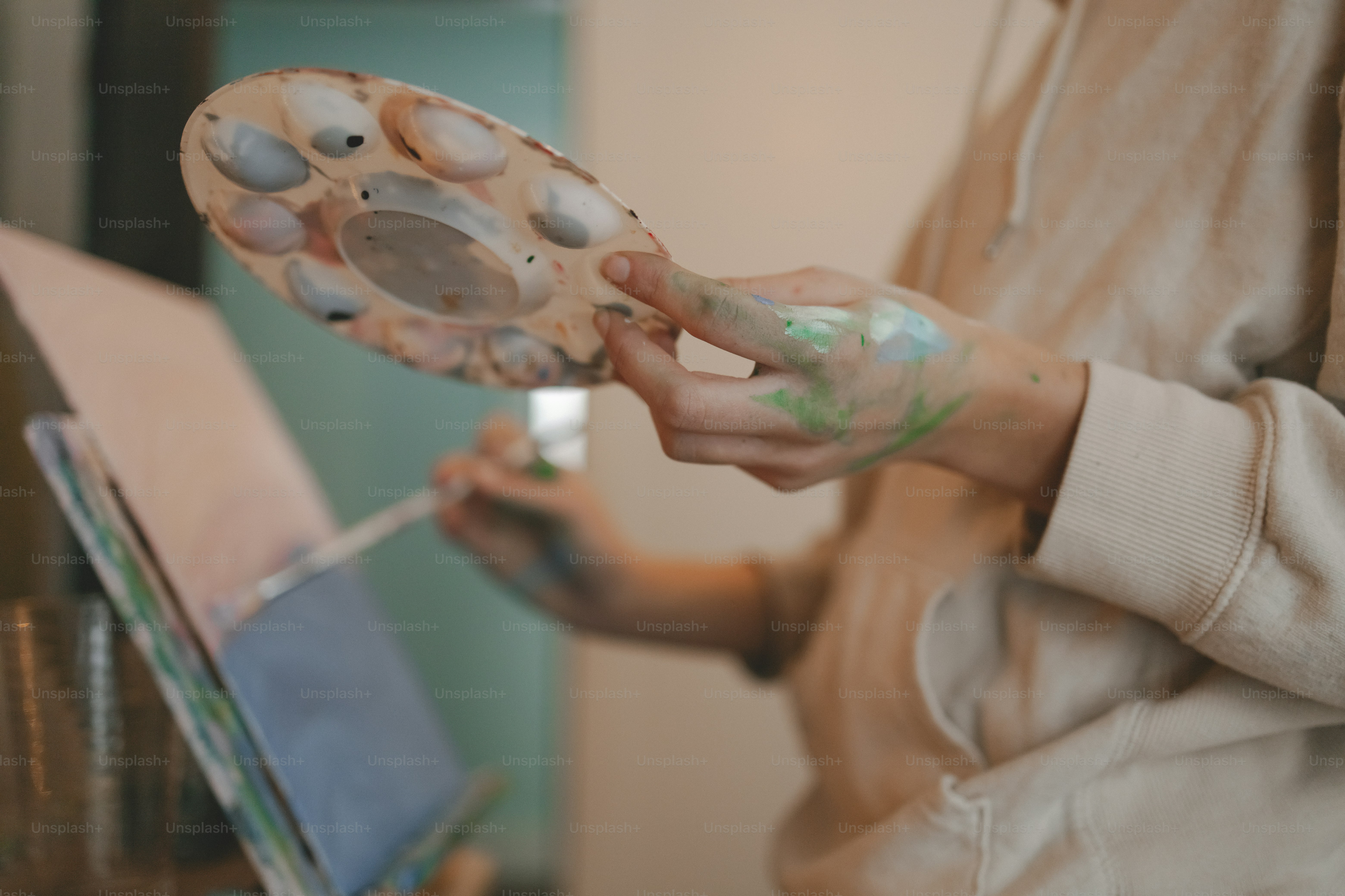 붓과 팔레트를 들고 있는 사람