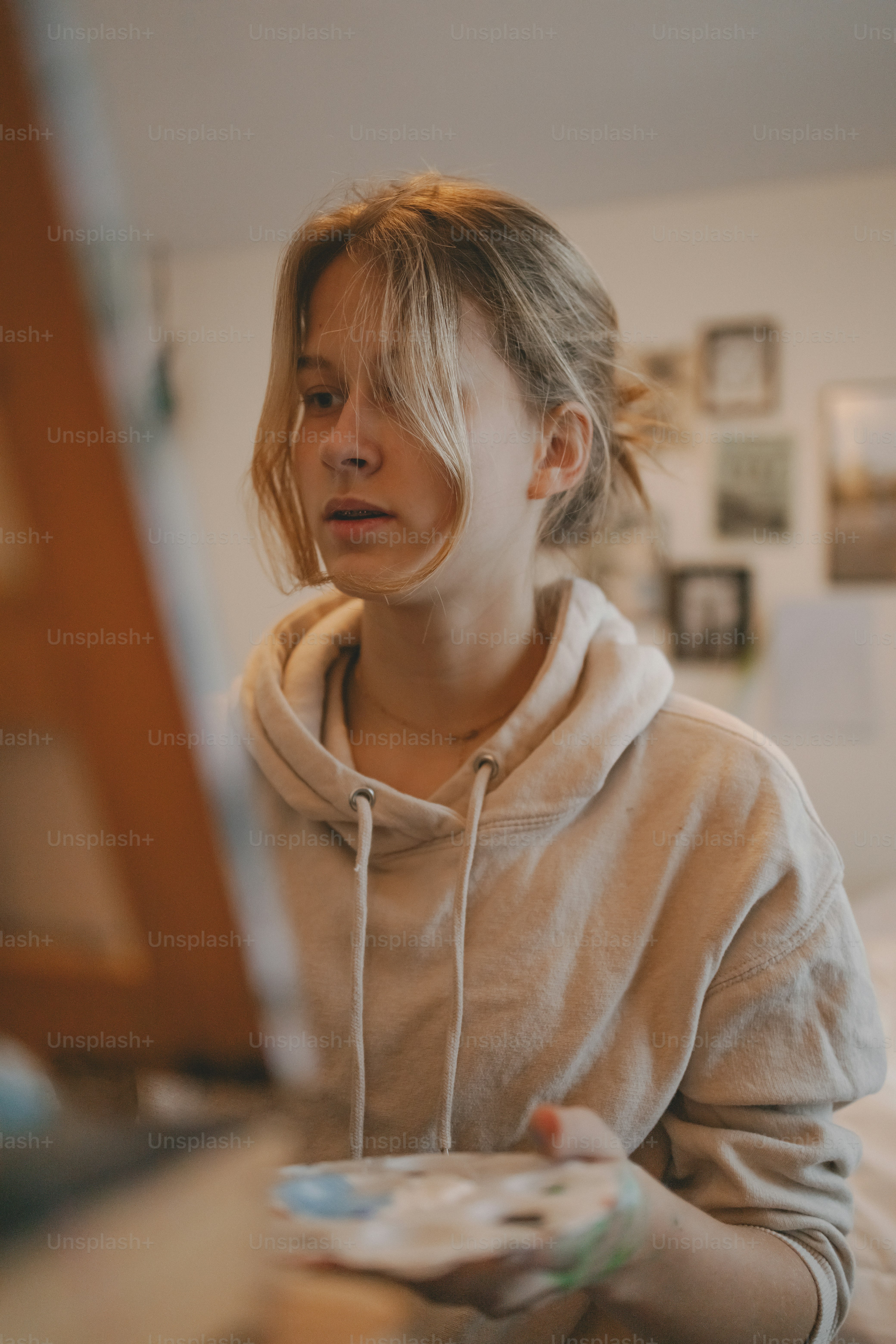 닌텐도 Wii 게임 컨트롤러를 들고 있는 여자