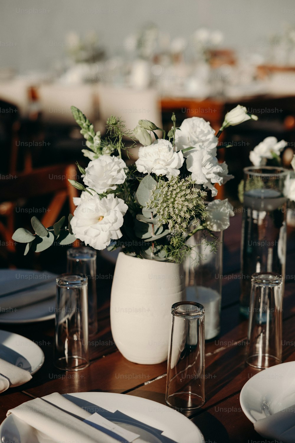 꽃병이있는 테이블
