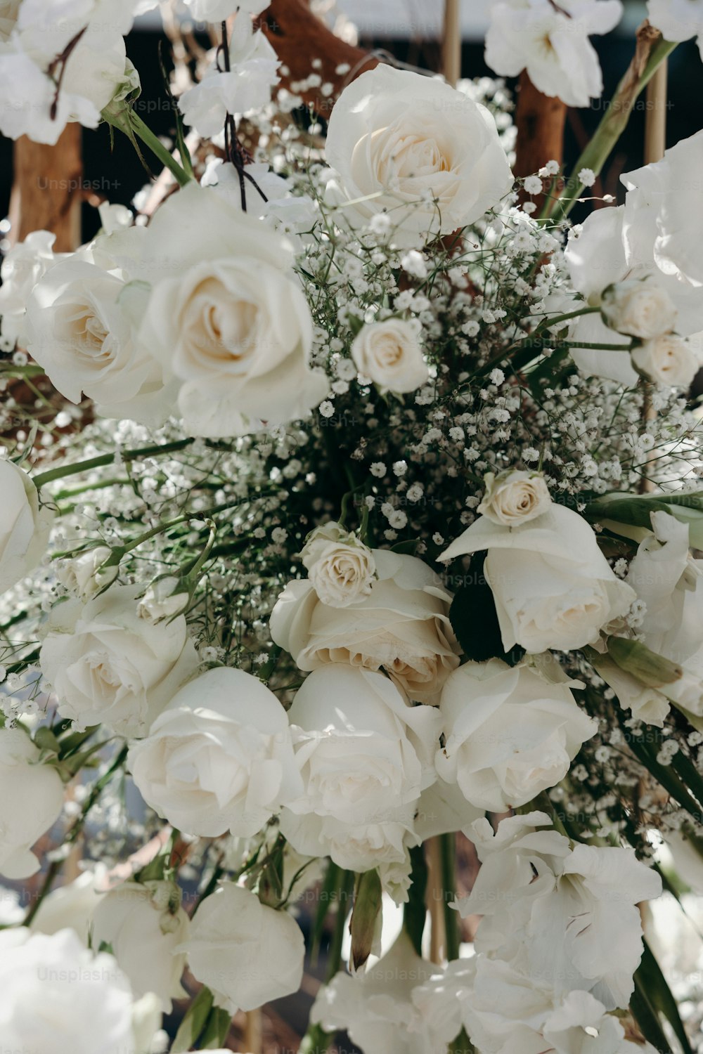 테이블 위에 앉아 있는 하얀 꽃다발