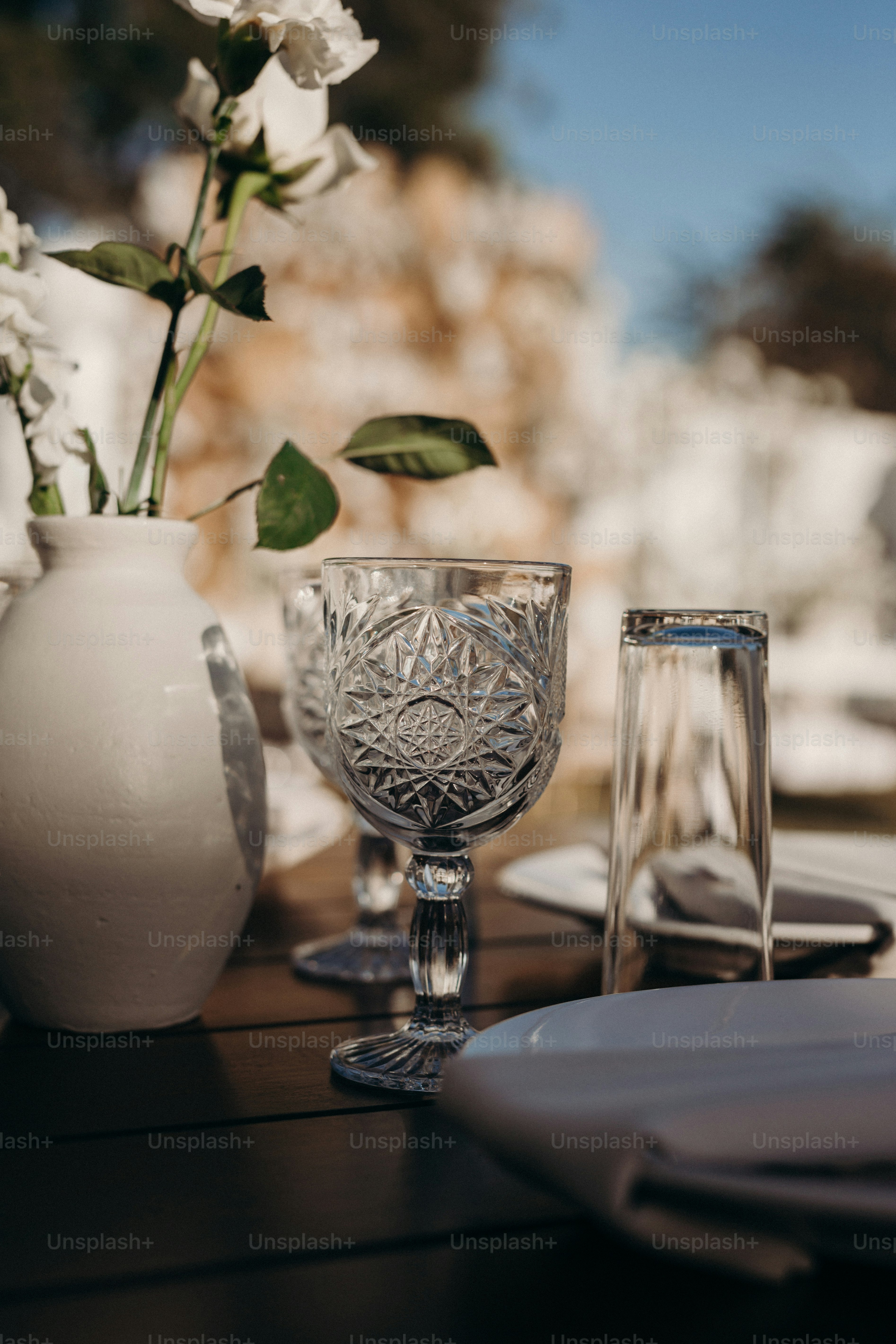 un tavolo con un vaso di fiori su di esso