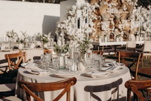 Una mesa preparada para una recepción de boda