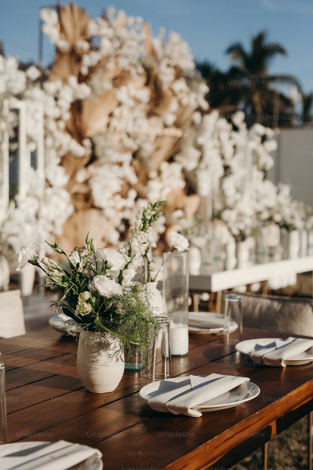 uma mesa de madeira coberta com um vaso cheio de flores