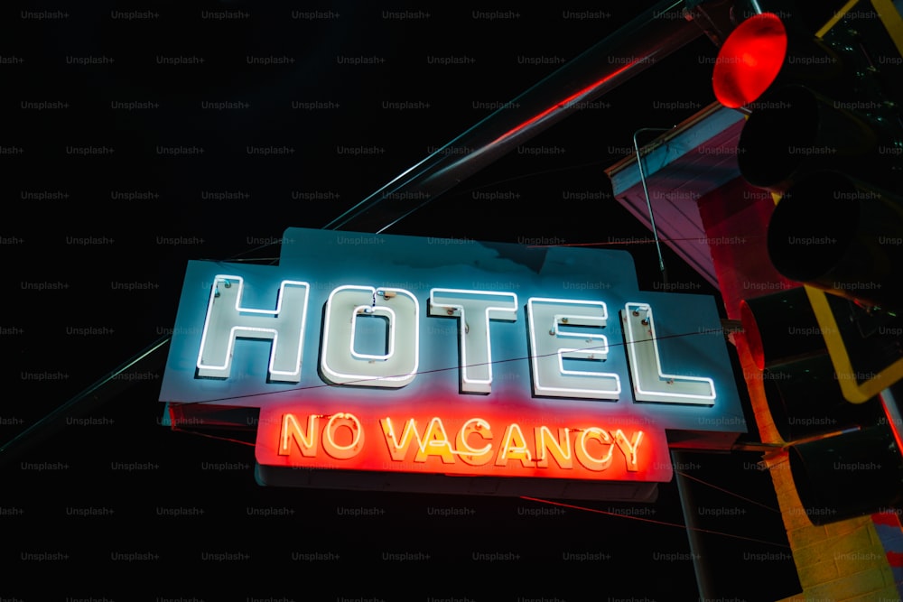 Un'insegna al neon che recita Hotel No Vacancy