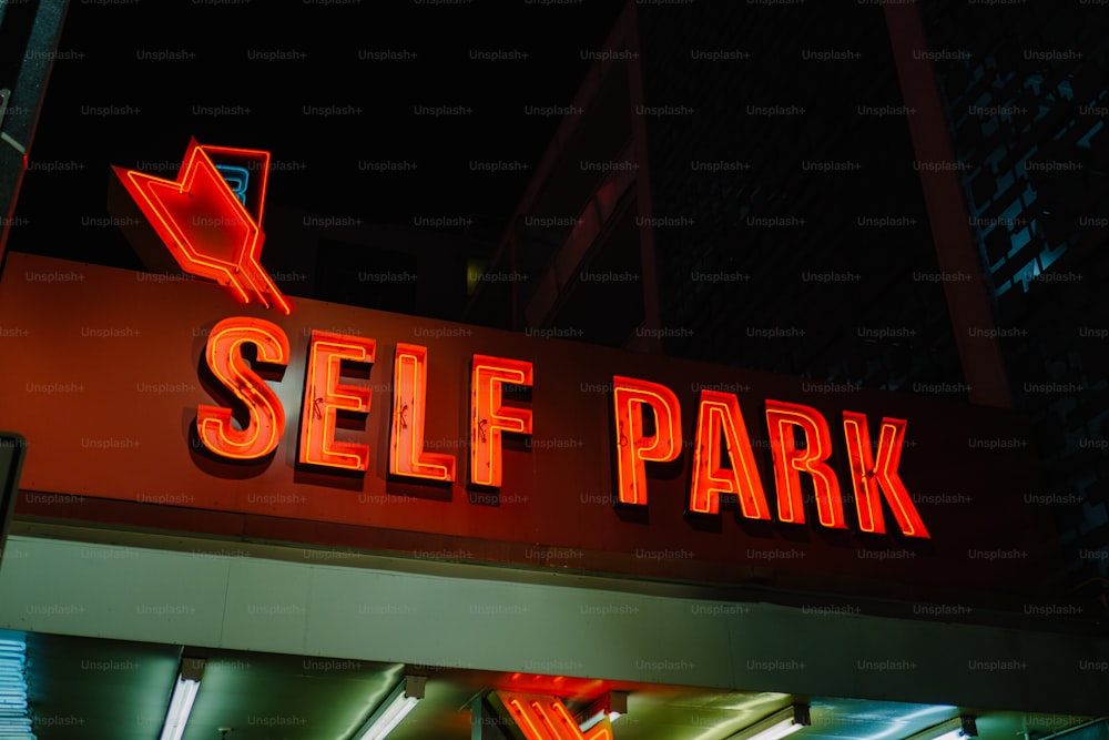un cartello rosso che dice self park su di esso