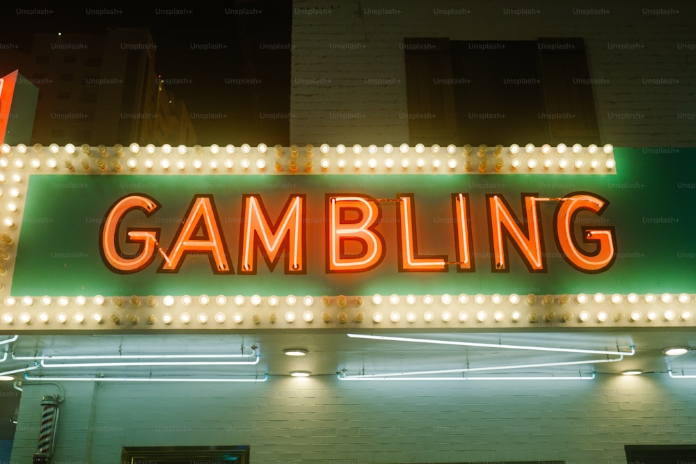 Eine Leuchtreklame, auf der das Glücksspiel auf einem Gebäude steht
