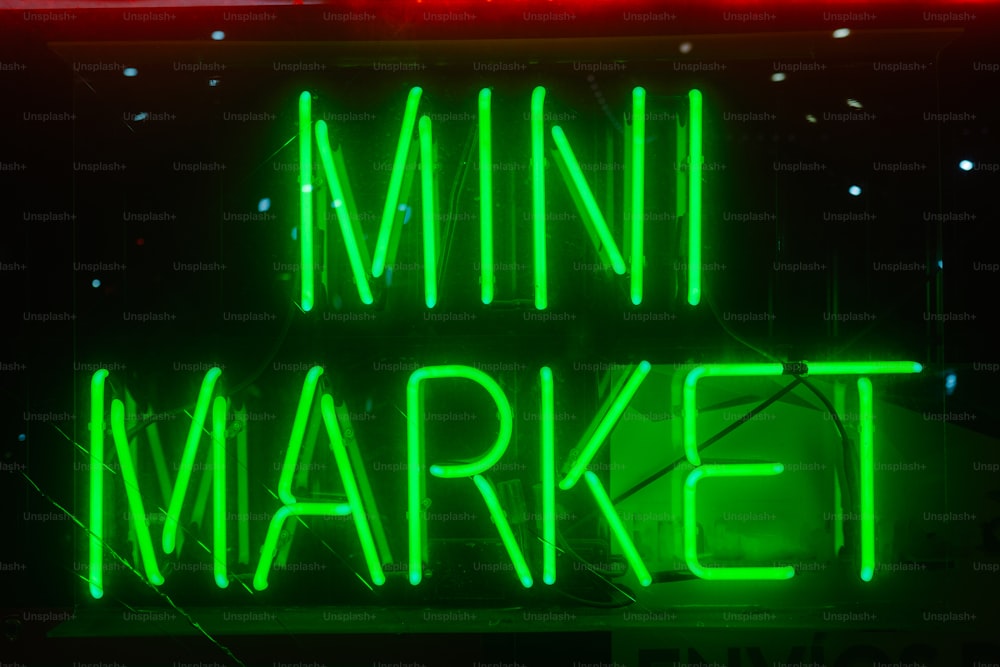 um sinal de néon verde que diz mini mercado
