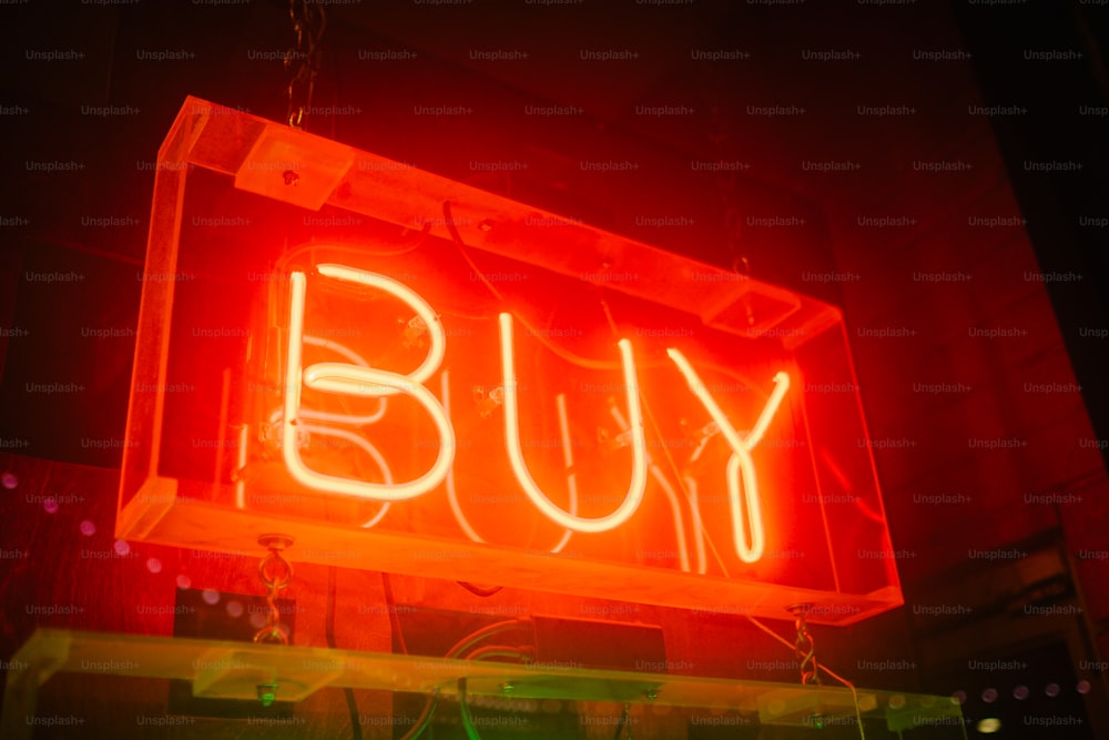 Eine Leuchtreklame mit der Aufschrift "Kaufen"