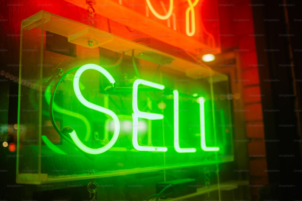 um letreiro de néon que diz vender em uma vitrine de loja