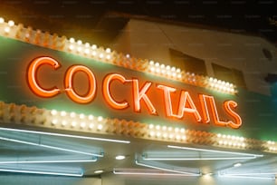 une enseigne au néon qui dit des cocktails dessus