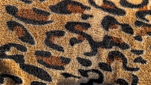Un primo piano di un tessuto leopardato