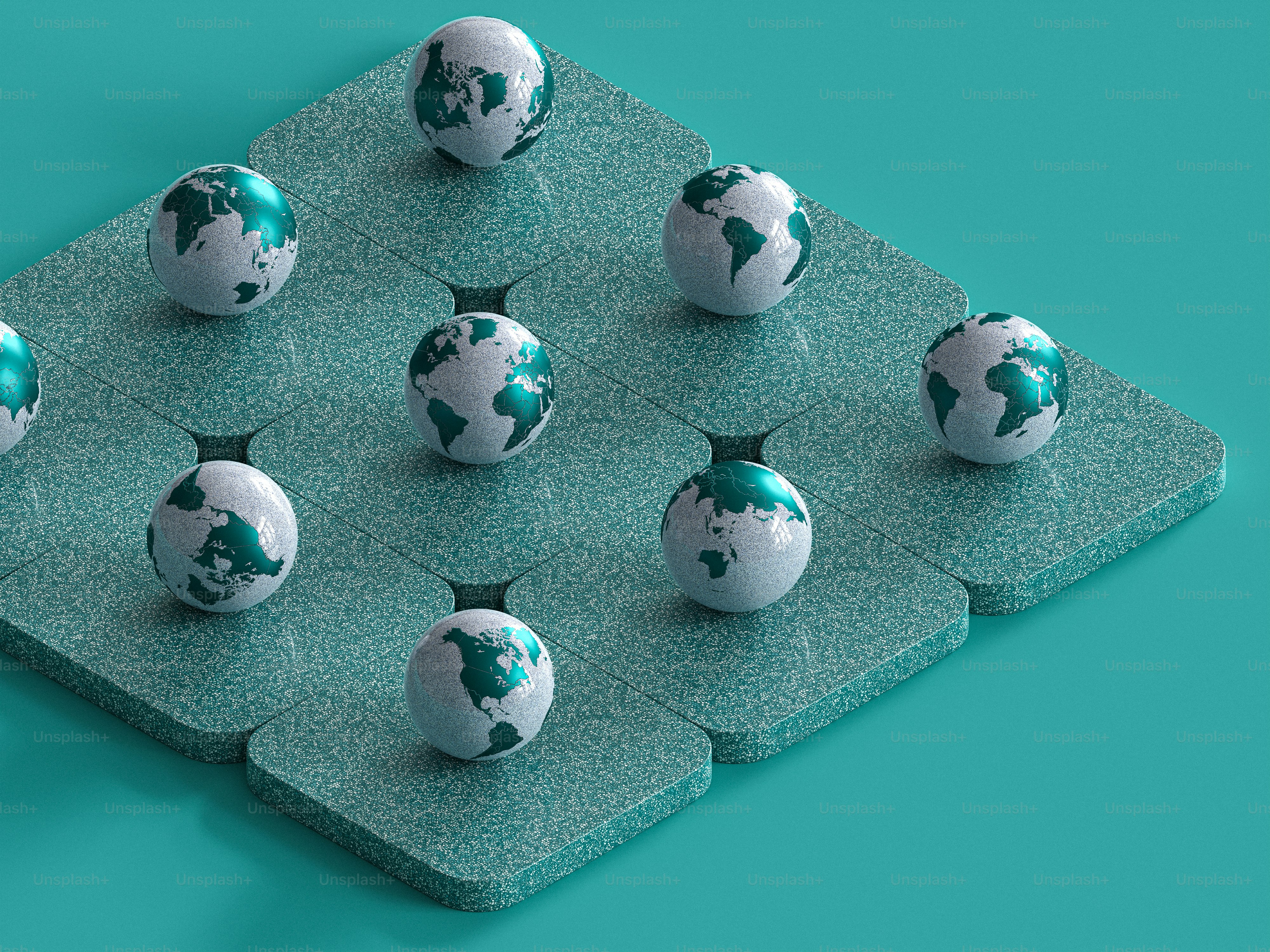 un tas de balles qui sont assises sur une table