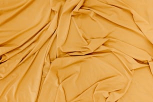 um close up de uma cama com lençóis amarelos