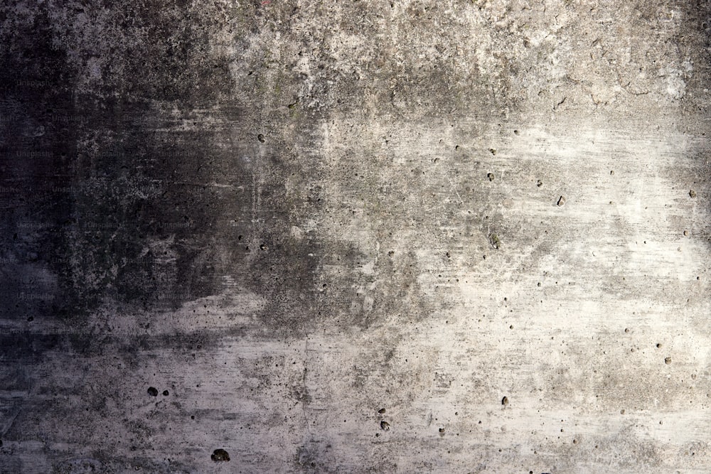 Una foto en blanco y negro de una pared sucia