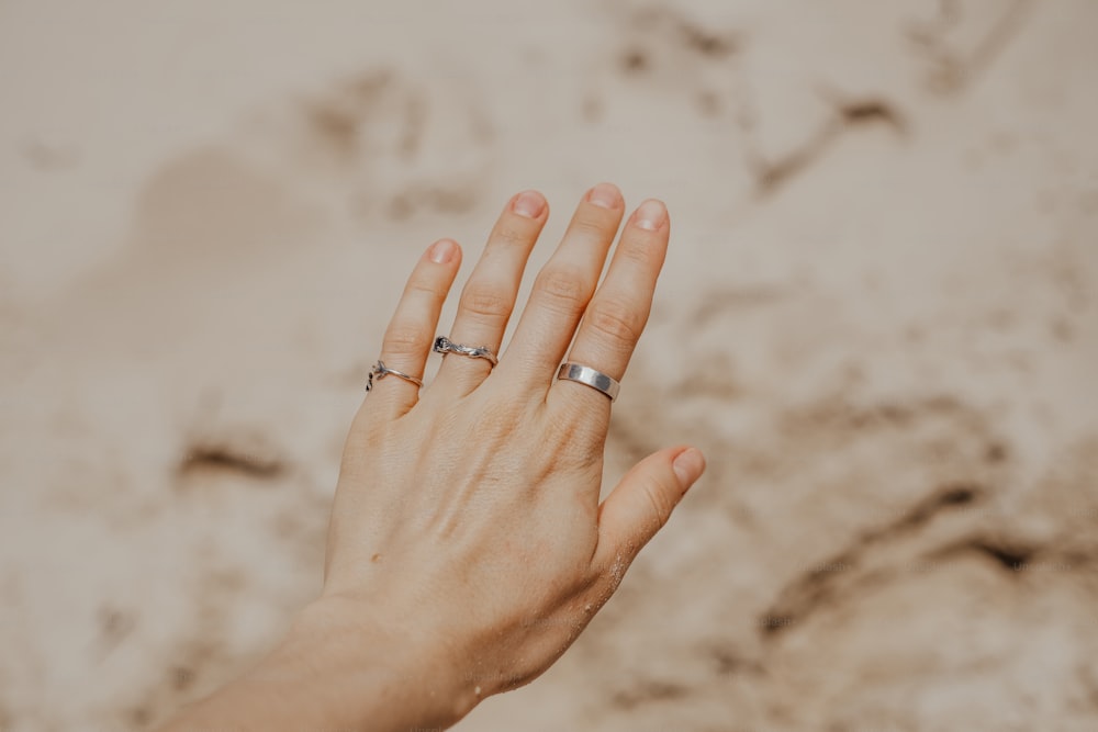 la mano de una mujer con dos anillos