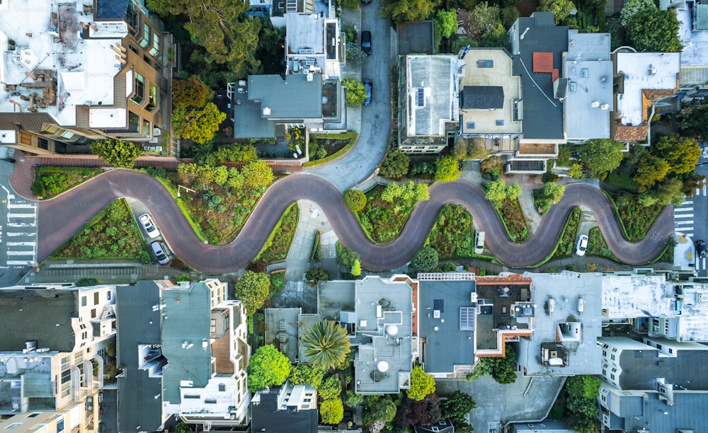 une vue aérienne d’une ville traversée par une rivière