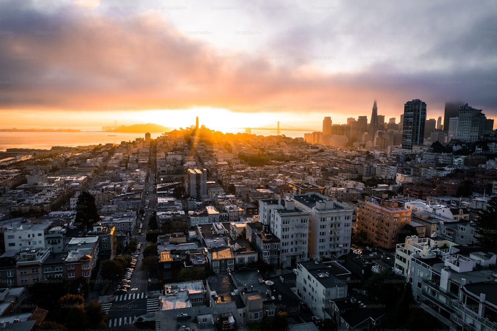 Le soleil se couche sur une ville aux grands immeubles