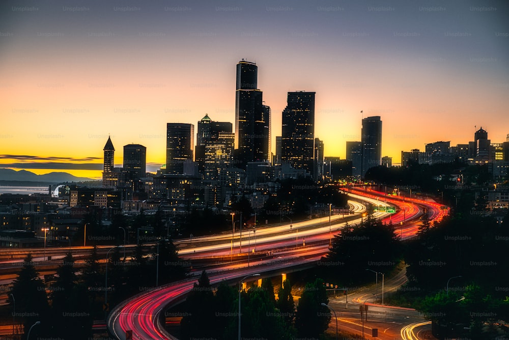 Una vista del horizonte de una ciudad por la noche