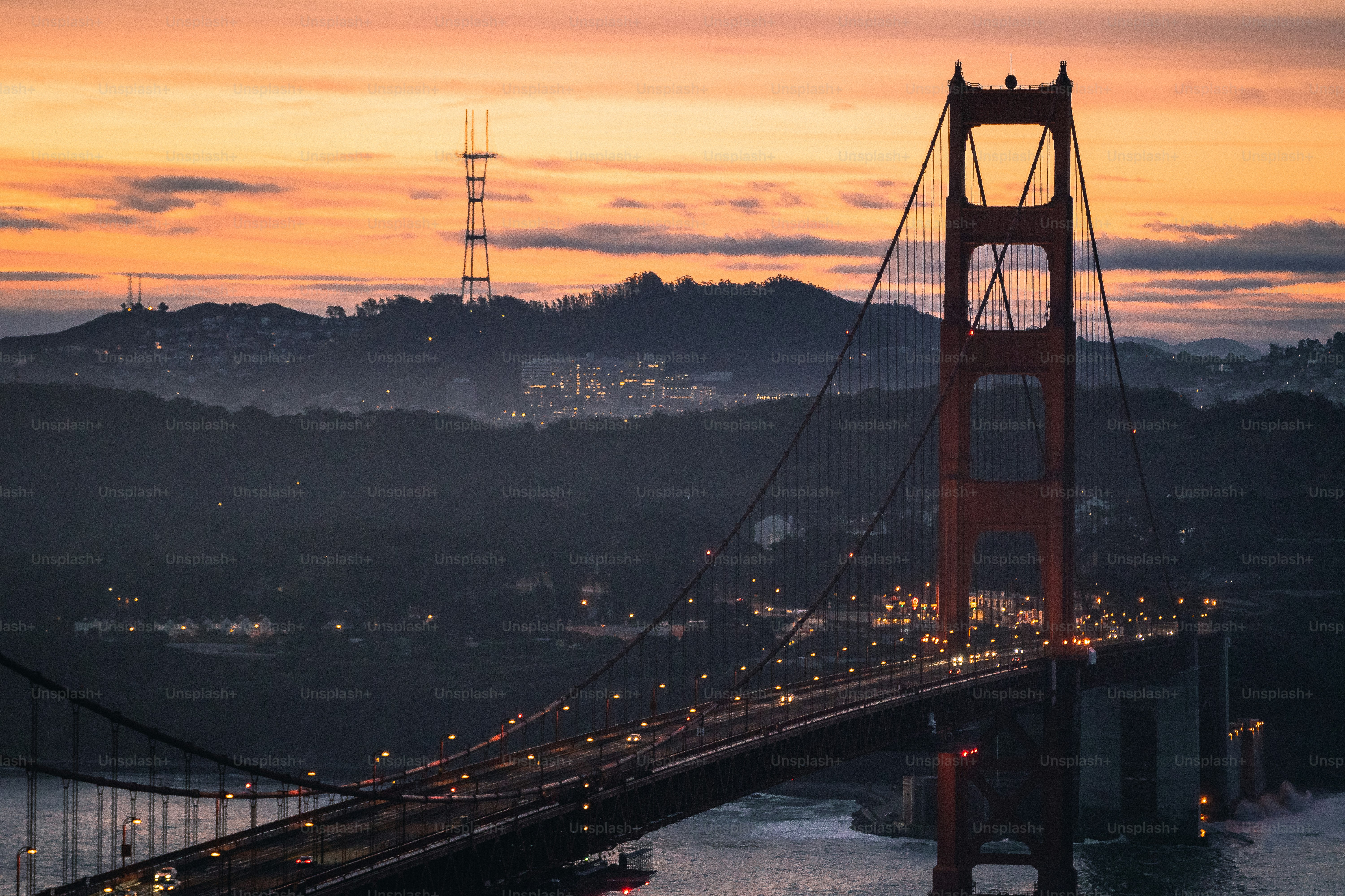 밤에는 금문교에 라이트업이 됩니다.