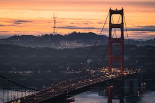 Die Golden Gate Bridge ist nachts beleuchtet