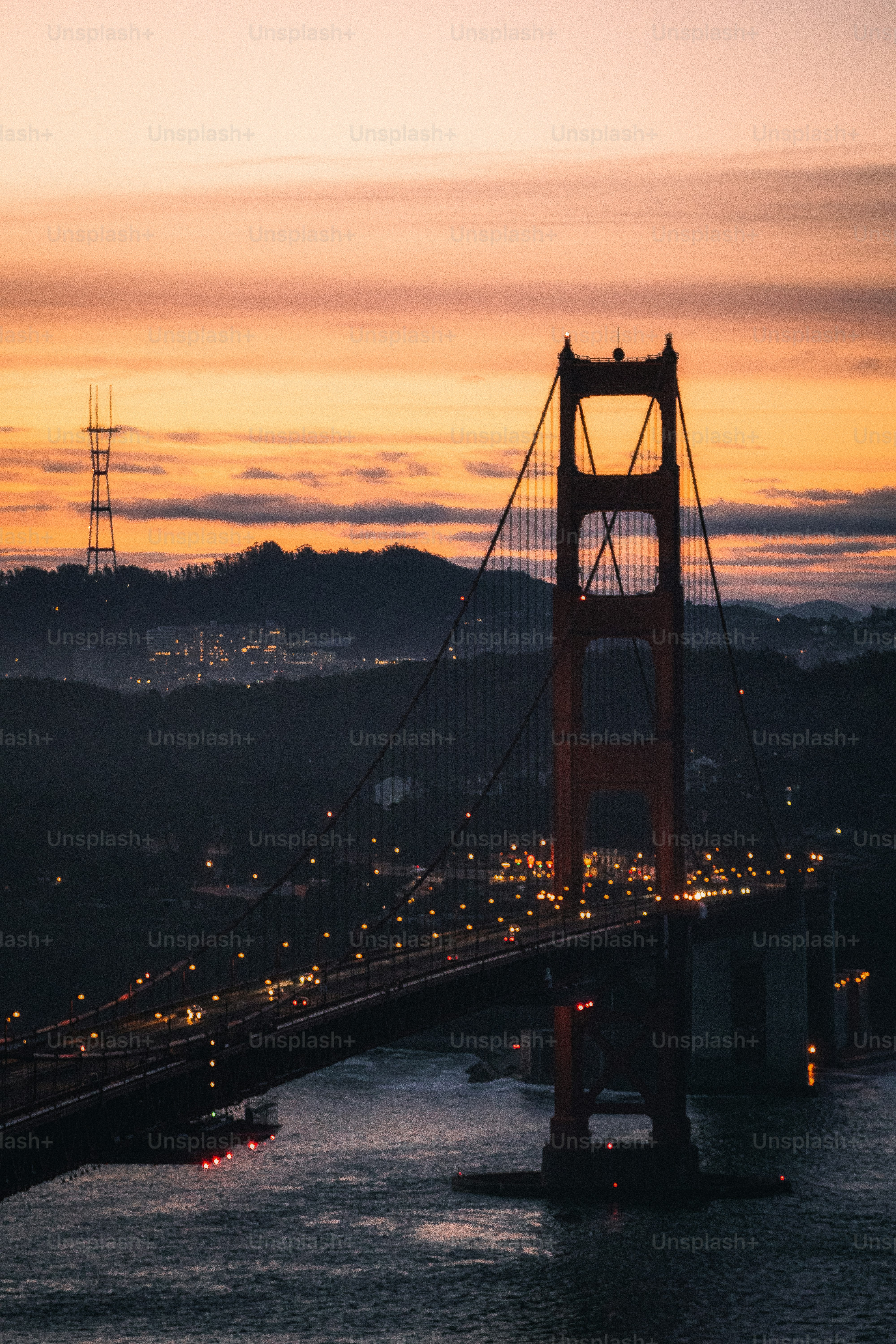 a ponte do portão dourado é iluminada à noite