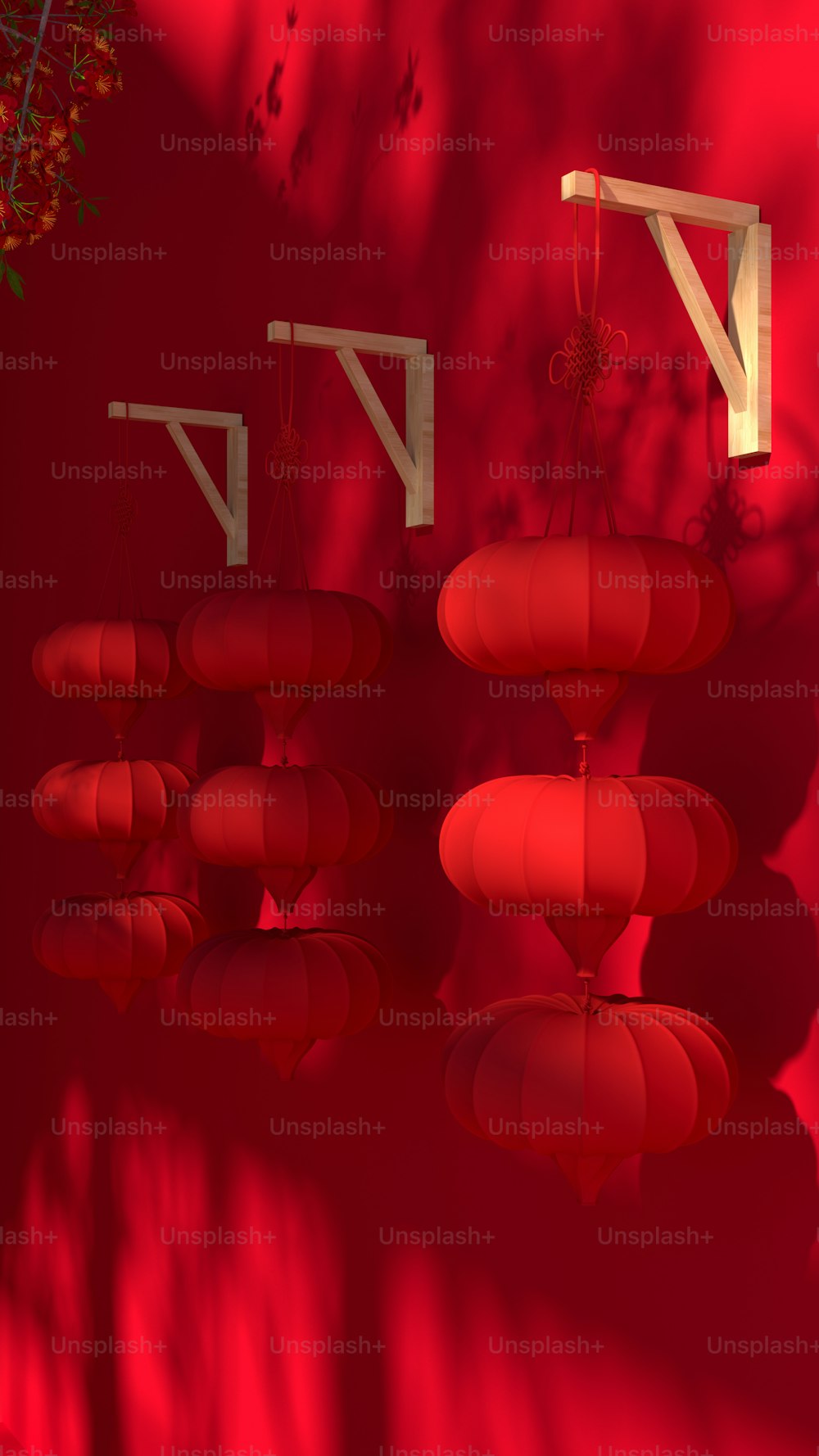 um grupo de lanternas vermelhas penduradas em uma parede vermelha