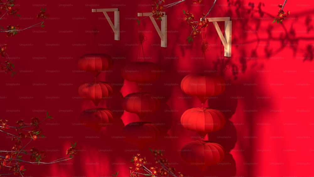 uma parede vermelha com lanternas chinesas penduradas a partir dele