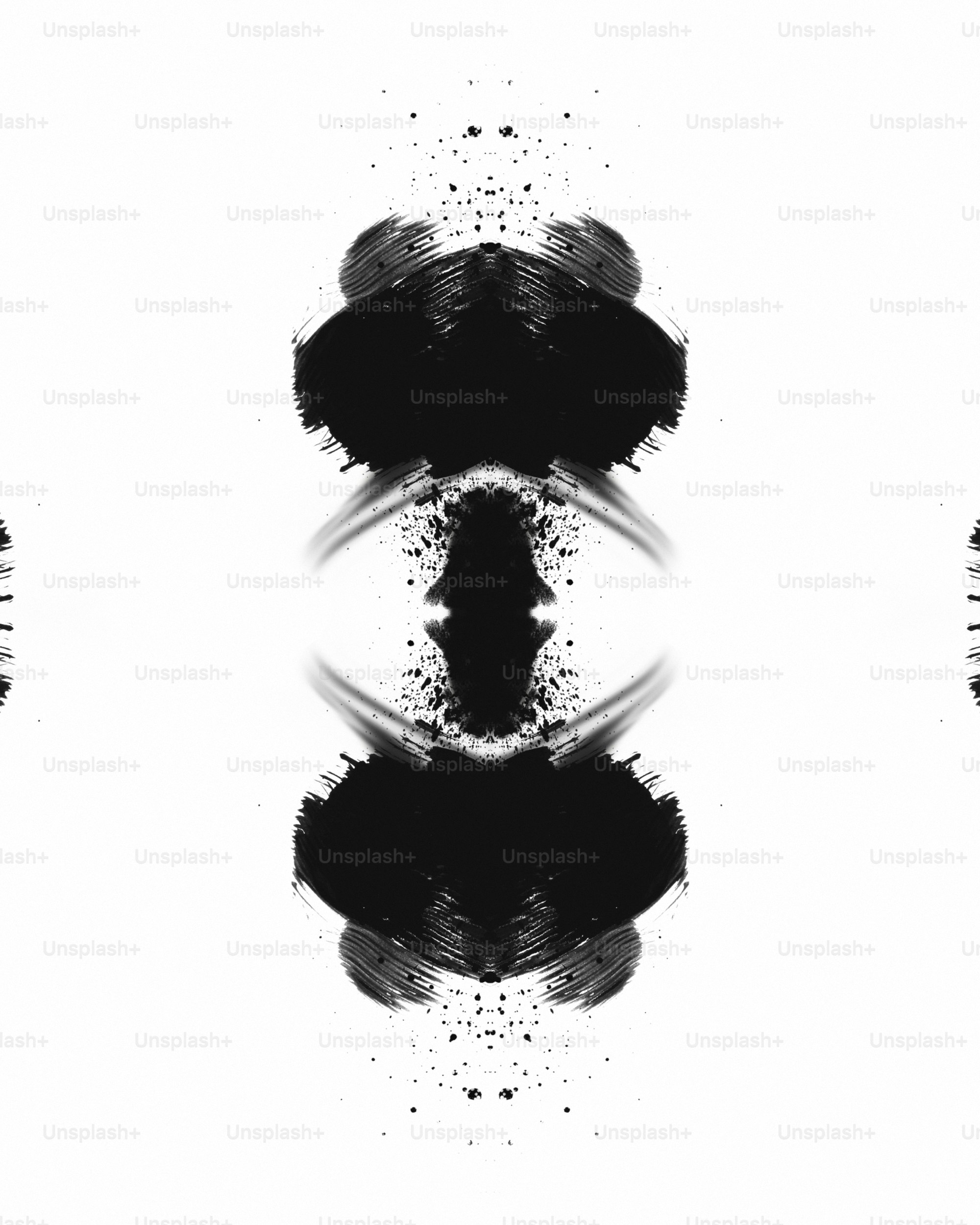円形の物体の白黒写真
