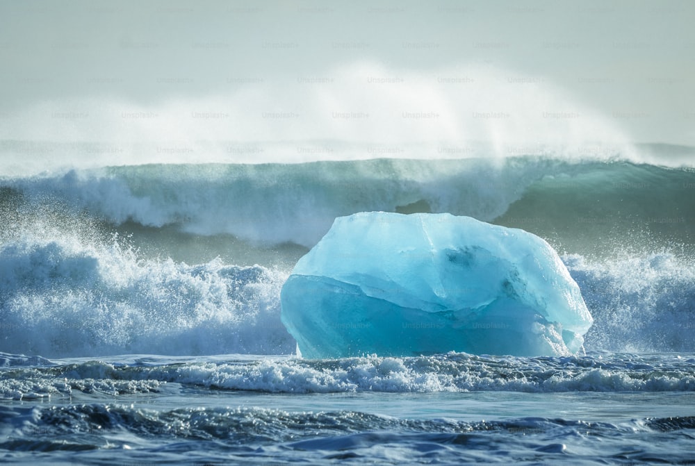 um grande iceberg no meio do oceano