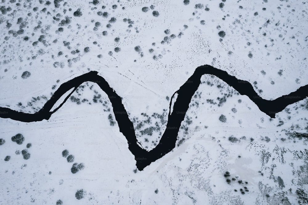 une vue aérienne d’une rivière dans la neige