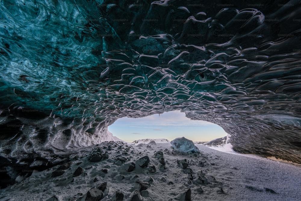 Una gran cueva de hielo llena de mucho hielo