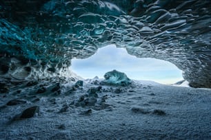 eine große Eishöhle gefüllt mit viel Eis
