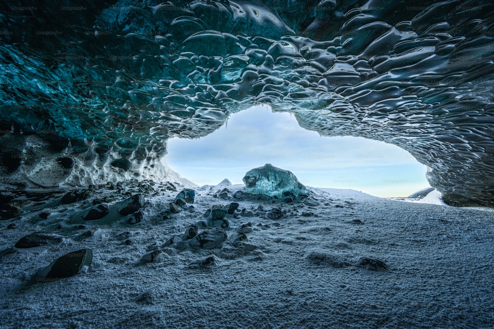Una gran cueva de hielo llena de mucho hielo