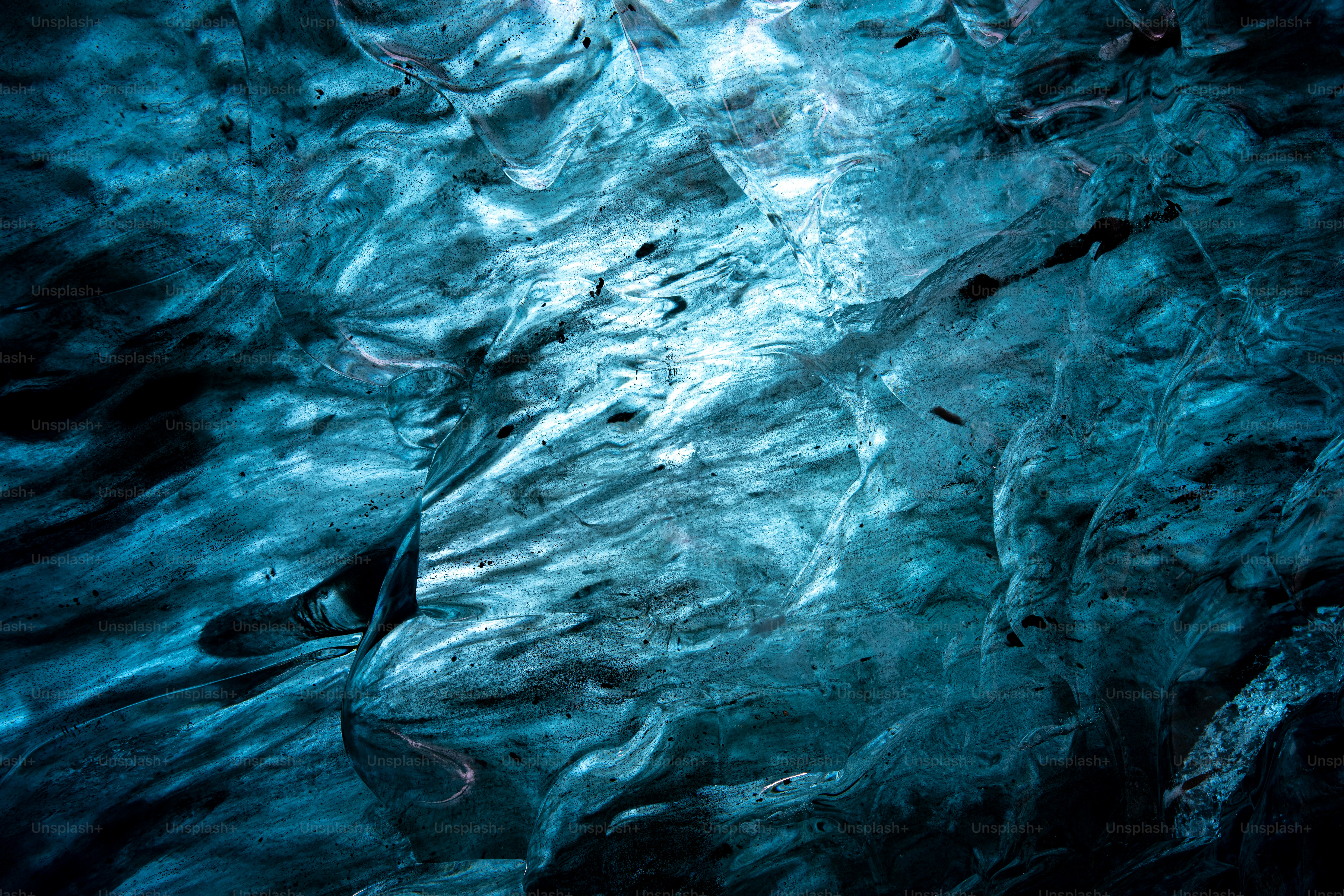 Una vista ravvicinata di acqua e rocce