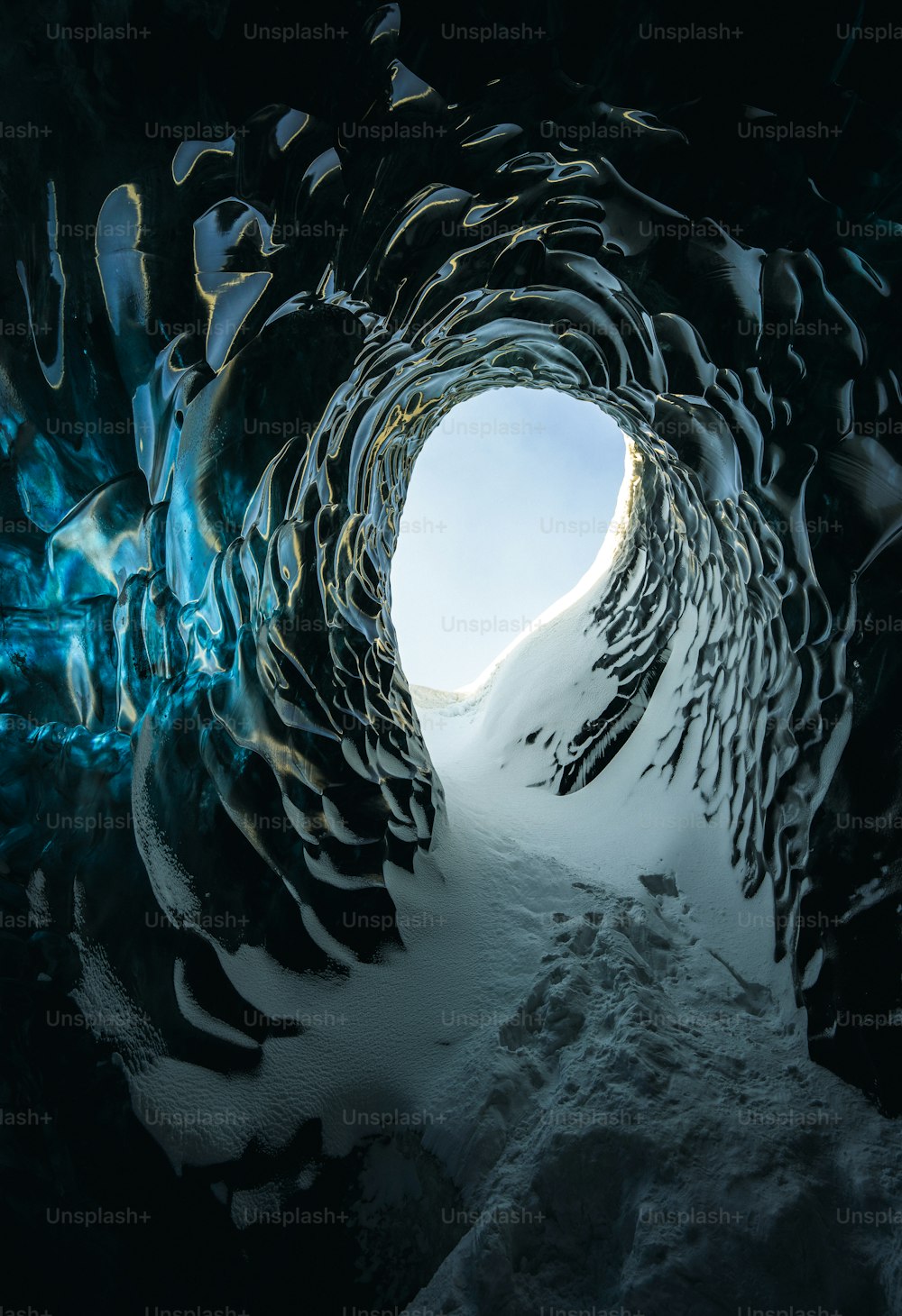 uma vista do interior de uma caverna de gelo