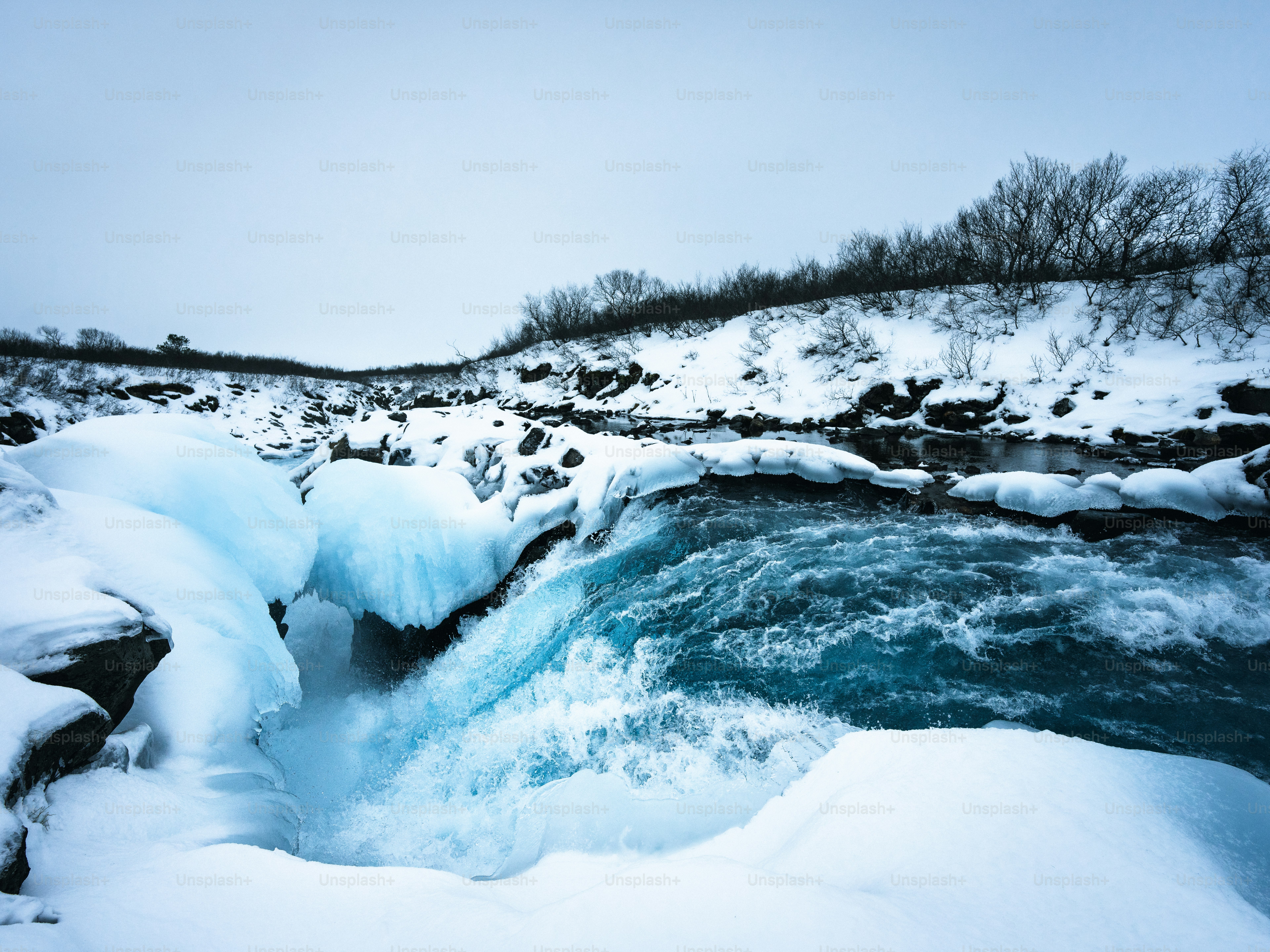 Ein gefrorener Wasserfall in der Mitte eines Flusses