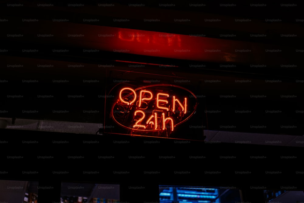Eine neonfarbene offene Schild in einem dunklen Raum