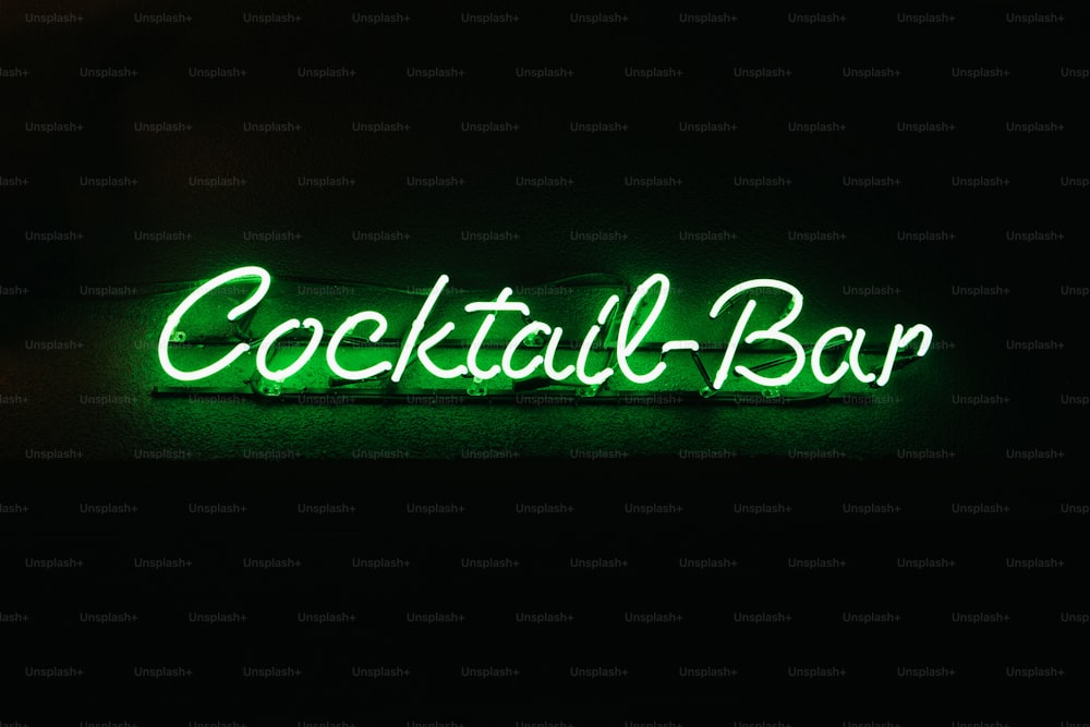 Une enseigne au néon qui indique un bar à cocktails