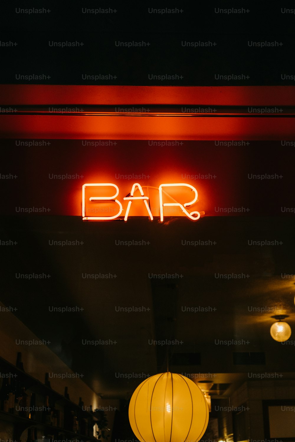 Eine Leuchtreklame, auf der Bar über einem Balken steht
