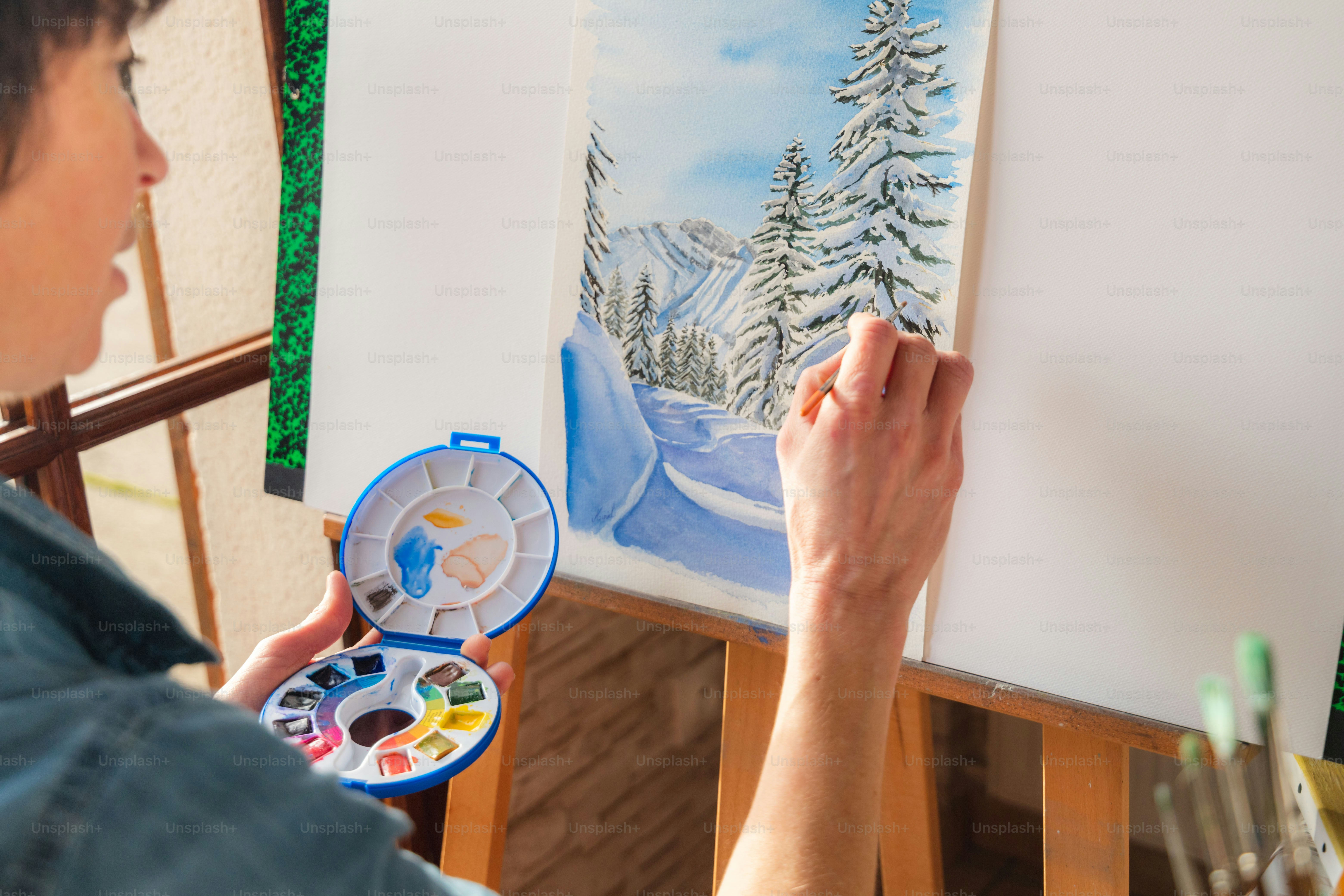 Eine Person malt ein Bild auf eine Staffelei