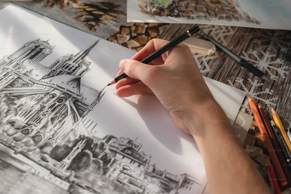 uma pessoa está desenhando uma imagem de um edifício