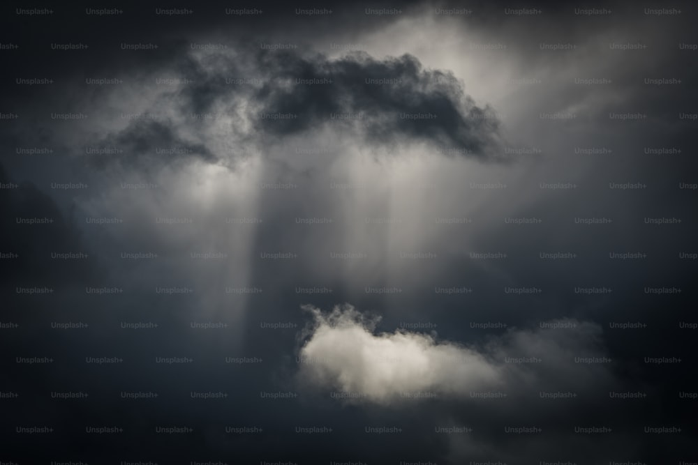 Une photo en noir et blanc d’un nuage d’orage