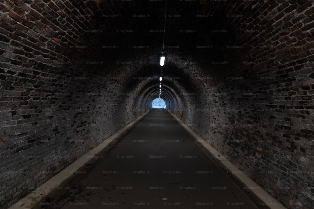 끝에 빛이 있는 어두운 터널